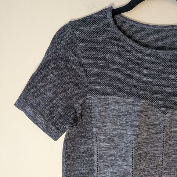 Fabletics Delta Seamless Short-Sleeve Tee Top Dark Grey/Vanilla Large - Picture 5 of 6